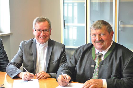 Pfarrer Thomas Kratochvik und 	Bürgermeister Georg Reitsberger bei der Unterzeichung.	Foto: Gemeinde Vaterstetten