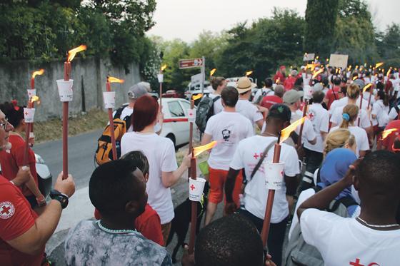 Sechs Mitglieder des Roten Kreuzes aus Deisenhofen nahmen am bewegenden Fackellauf in Solferino teil. 	Foto: VA