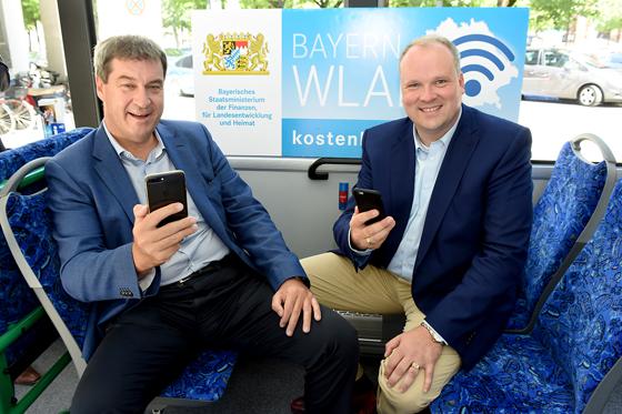 Zückten gleich die Smartphones, um das BayernWLAN zu testen: Finanz- und Heimatminister Markus Söder (links) und Münchens Landrat Christoph Göbel. 	         Foto: Landratsamt