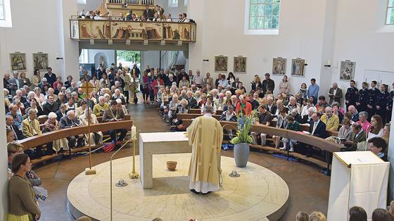 Bis auf den letzten Platz war der Festgottesdienst zum Kirchenjubiläum in St. Otto besetzt. 	Foto: Dependahl