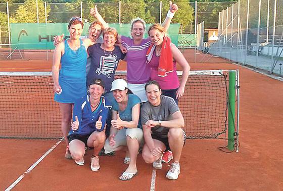 Die Damen 30 des SV-Helfendorf, Sparte Tennis durften sich über einen Wiederaufstieg freuen.	Foto: VA