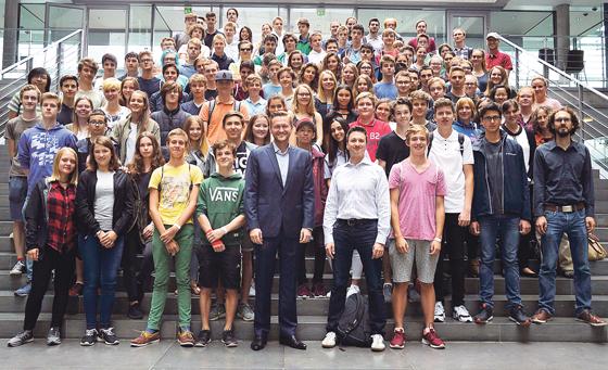 MdB Wolfgang Stefinger (vorne, Mitte) mit über 100 Schülern des MTG.	Foto: Büro Stefinger