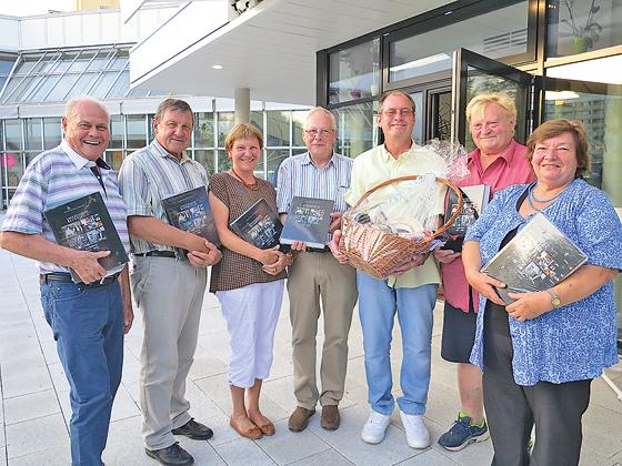 Voller Stolz überreicht der erste Vorstand der »Badersfelder«, Robert Biebl (Dritter von rechts), einen Geschenkkorb an den Autor Hans-Jürgen Treffer (Vierter von rechts).	  Foto: Verein