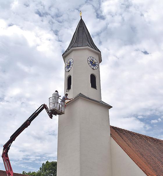 Die St. Andreas Kirche in Harthausen bekommt einen neuen Anstrich rechtzeitig zum Dorffest.	Foto: privat