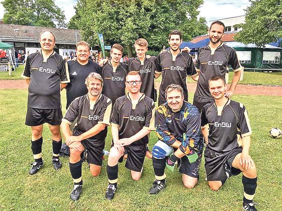 Die Mannschaft des Landratsamtes München konnte den Sieg beim Benefiz-Fußballturnier für das HPCA für sich verbuchen. Ihre Siegprämie stifteten sie.