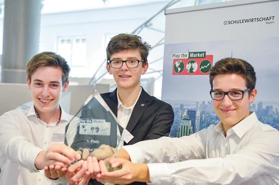 Das Siegerteam vom MTG (von links nach rechts): Magnus Menger, Dominique Urner und Andre Gjini.          Foto: bbw - Bildungswerk der Bayerischen Wirtschaft e. V.