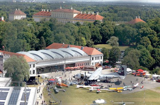 Die Flugwerft mit der Schlossanlage Schleißheim im Hintergrund. Die Transall, die kürzlich beim Jubiläum gezeigt worden ist, trägt bereits Museums-Lackierung, geht aber nach Berlin  was in Oberschleißheim bedauert wurde. 	Foto: kw