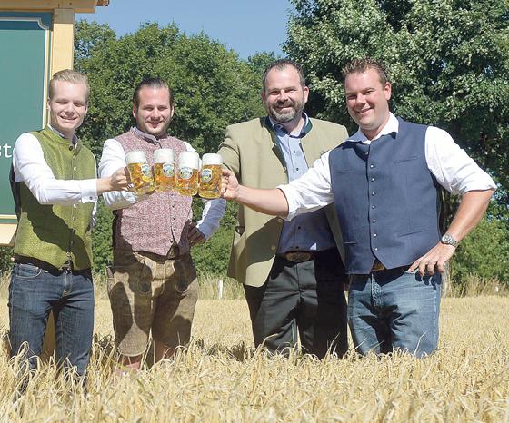 Ferdinand und Sebastian Zinner stoßen mit dem Direktor der Brauerei Aying und dem Landwirt Florian Büchlmeier an. Vereint werden sie durch die Liebe zum Bier.	Foto: Claus Schunk