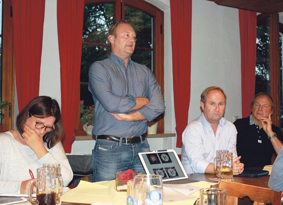 Die Vorstandschaft des EHC Klostersee mit Präsident Alexander Stolberg (stehend) auf der diesjährigen Jahreshauptversammlung.	Foto: smg