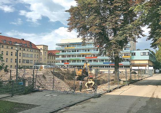 Erst wird nach unten gebaut, dann nach oben: Die ­Modernisierung des Klinikums Schwabing soll in etwa fünf Jahren abgeschlossen sein.	Foto: SKM