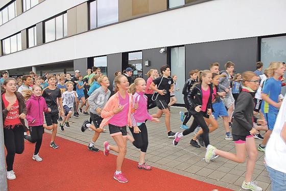 Beim Spendenlauf des Gymnasiums Höhenkirchen-Siegertsbrunn kamen stolze 17.000 Euro zusammen.	Foto: VA