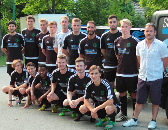 Die Spieler der 2. Herrenmannschaft des TSV Grünwald und ihr Sponsor von der Firma Kilz präsentieren die neuen Trikots für die aktuelle Saison.	Foto: VA