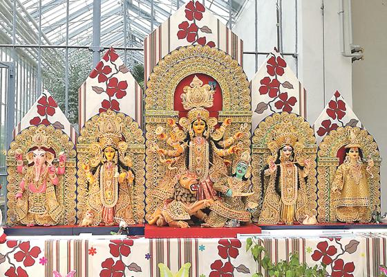 Mit festlich geschmückten Altären ehren die Hinduisten ihre Göttin Durga.	Foto: Verein