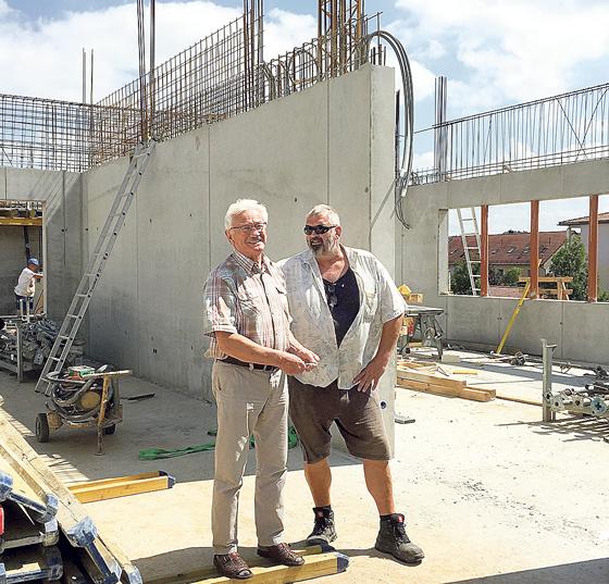 Erfreut über die Baufortschritte zeigte sich Garchings Zweiter Bürgermeister Alfons Kraft (links).	Foto: Stadt Garching