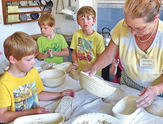 Die Ferienkinder lernten im Heimatmuseum bei Marianne Lederer das Brotbacken.	Foto: Ina Berwanger