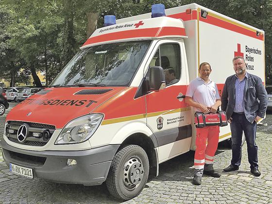 Ismanings Bürgermeister Alexander Greulich (rechts) und der örtliche BRK-Bereitschaftsleiter Fried Saacke bei der Indienststellung des neuen Rettungswagen.	Foto: BRK Ismaning