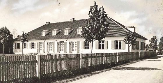 Die ehemalige evangelische Schule an der Schützenstraße in Erding um das Jahr 1940  als sie noch keine Schule war. 	Foto: Sammlung Kurt Bösl, Bildarchiv Museum Erding