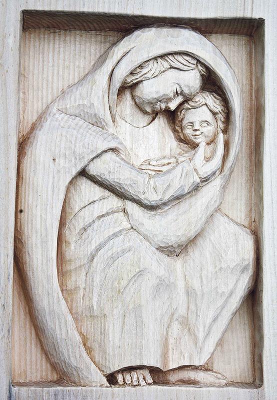 Die Madonna von Stalingrad als Holzrelief: Josef Wurzer hat es für die Gemeinde Langenpreising geschaffen.	Foto: kw