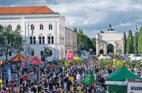 Das Streetlife Festival auf der Ludwigstraße ist Münchens größtes Straßenfest. Ab dem  Siegestor schließt sich der Corso Leopold an.	Foto: Green City e. V./Lukas Barth