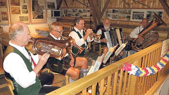 Die »Siegertsbrunner Dorfmusikanten« sorgten für gute Stimmung bei den Gästen des Lampionfestes.	Foto: Gaffal