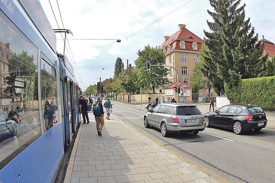 Die Tram ist ein wichtiges Verkehrsmittel auch für die  Landeschule für Körperbehinderte an der Kurzstraße. Der BA will hier nur niederflurige Züge eingesetzt wissen.	Foto: RedH
