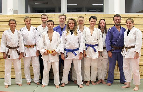 Die Trainer der Judo-Abteilung (v.l.): Laura, Toni, Walter,  Suleyman, Basti, Laura S., Leo, Yannick, Dirk, Dominik und Bettina.	Foto: privat
