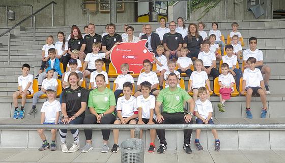 Zur Freude des TSV überreichte die Kreissparkasse München-Starnberg-Ebersberg während des Sportcamps eine Spende über 2.000 Euro, die der Verein zur Unterstützung bedürftiger Kinder und Jugendlicher einsetzen wird. F.: Martin Bruno Radig