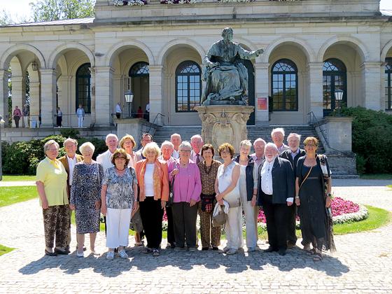 Freunde des König-Otto-Museums am Standbild König Ludwigs I. vor dem monumentalen Kursaalgebäude in Bad Brückenau.  	Foto: Günter Kießling