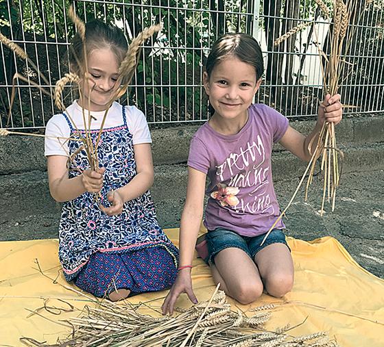 Freude bereitet den Kindern das Binden des Getreides. Foto: privat