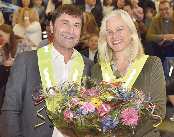 Mit Blumen und Sicherheitsweste: Bürgermeister Andreas Kemmelmeyer begrüßte am ersten Schultag die neue Grundschulrektorin Andrea Hofmann.     F.: Gemeinde Unterföhring