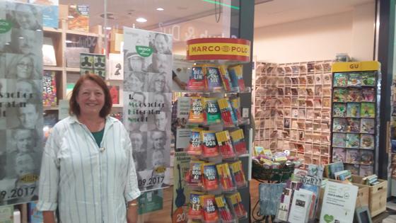 Die Inhaberin der Buchhandlung blattgold literatur in der Meile Moosach freut sich schon auf eine gelungene erste Moosacher Literatur Nacht.	Foto: kb