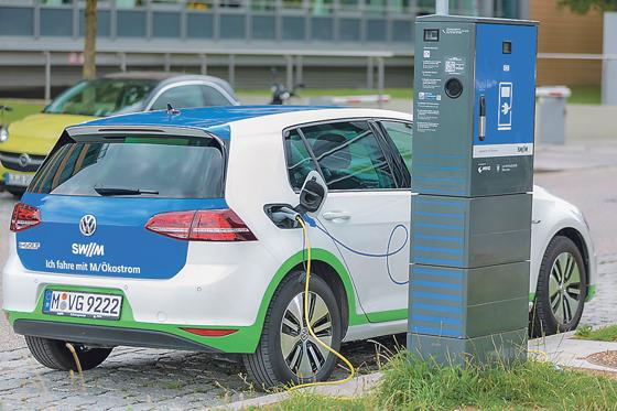 Mit der 100. Ladesäule verbessern SWM und MVG die Netzdichte für Elektroautos weiter.	Foto: SWM/Steffen Leiprecht