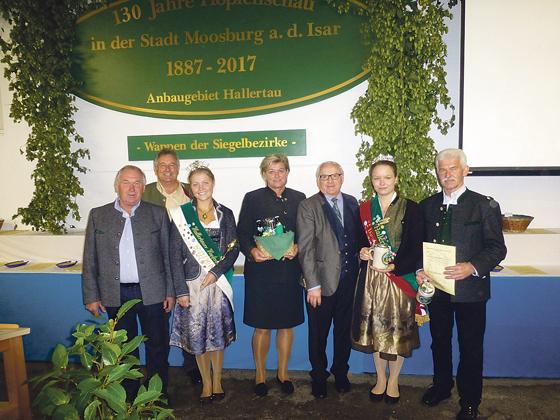 Mit Josef Bauer-Eberhart (rechts) freuten sich unter anderen die Hallertauer Bierkönigin und die Hopfenkönigin.	F.: privat