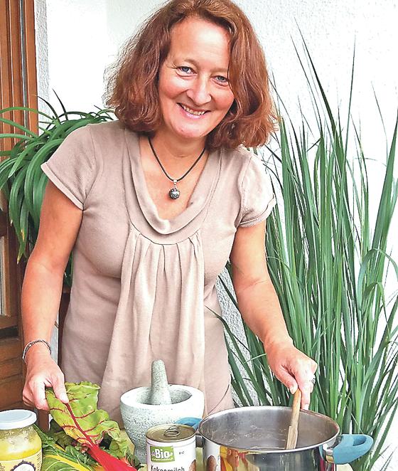 Mit Petra Bräu die ayurvedischen Küche im Familienzentrum Trudering riechen, schmecken und erleben. 	Foto: privat