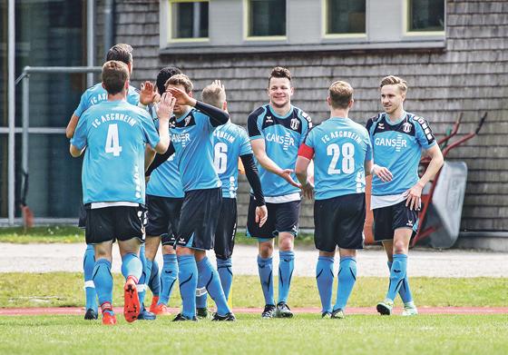 Feierstimmung beim FC Aschheim: Nach dem 2:1-Erfolg gegen den Lokalrivalen SV Dornach führt die Mannschaft jetzt die Kreisliga 3 an.	Foto: Christian Riedel