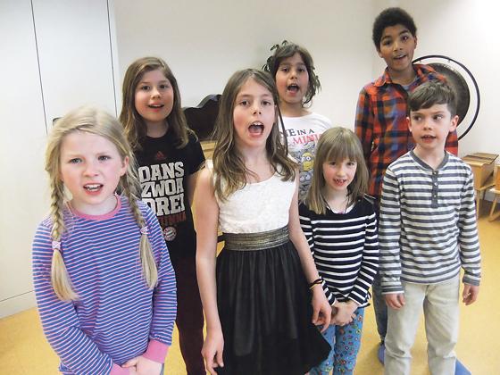 Singen macht Spaß, dass wissen auch die kleinen Schüler der Rosemarie-Theobald-Musikschule.	Foto: VA