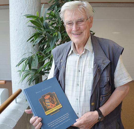 Horst Diederichs mit seinem ausgezeichneten posthistorischen Buch.	Foto: MO