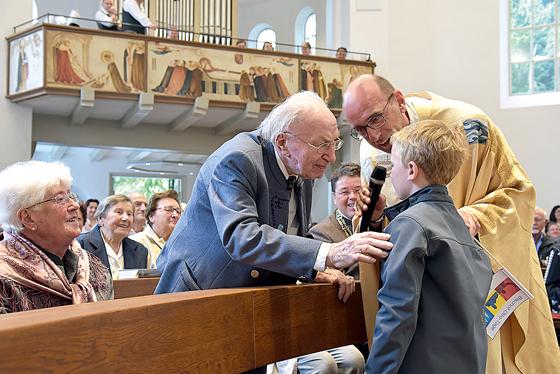 Der ehemalige Ministrant Georg Bauer (l.), der 1937 bei der Einweihung dabei war, wurde von Pfarrer Markus Moderegger und einem Ministranten begrüßt. 	Foto: Günter Dependahl
