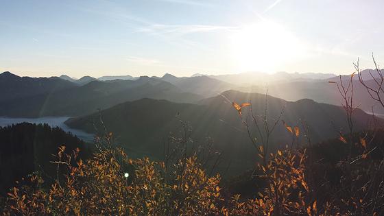 Auf den Bergen die Sonne, im Tal der Nebel. Die Konstellation lockt Sonnenhungrige, Wanderer und Naturliebhaber im Herbst in luftige Höhen.	Foto: Stefan Dohl