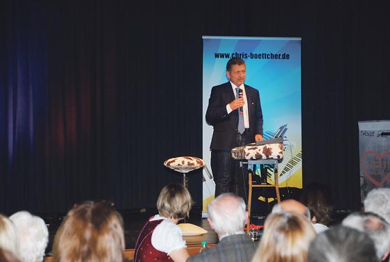 Der Erste Bürgermeister Klaus Korneder begrüßt die fast 300 Ehrenamtler.	Foto: privat