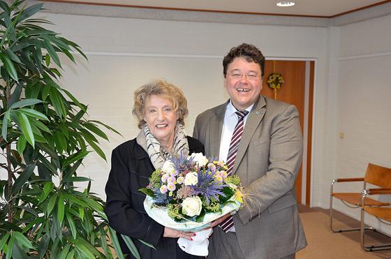 Bürgermeister Thomas Loderer gratuliert seiner Amtsvorgängerin Prof. Dr. Sabine Kudera zur Ehrenbürgerin.	Foto: MO