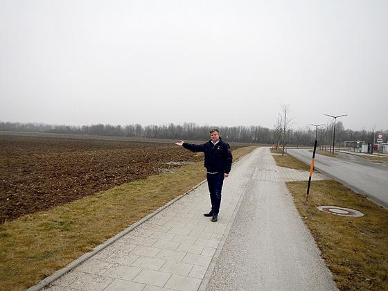 Reinhard Tonello, Gründer der Bürgerinitiative BiG, zeigt, wo das Poinger Gymnasium einmal stehen könnte  in der Bergfeldstraße, gegenüber der neuen Grundschule.	Foto: BiG Poing
