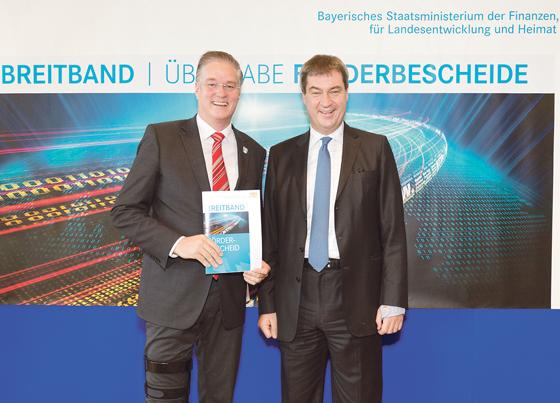 Dietmar Gruchmann und Markus Söder bei der offiziellen Übergabe der Förderbescheide.	Foto: stmf