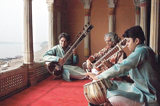 Meister der klassischen indischen Musik: Die Sitarspieler von »The Mishra Familiy«  Vater, Sohn, Neffe.	Foto: VA