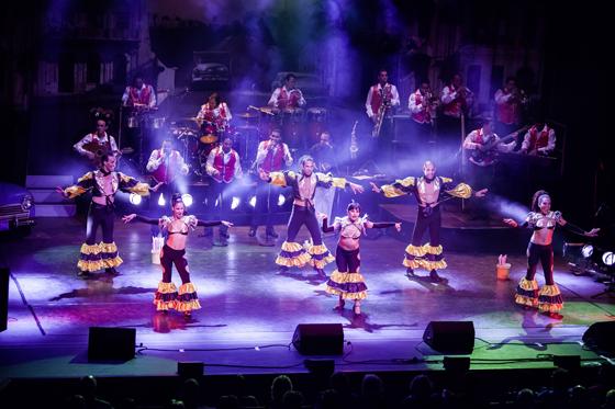 Die »Buena Vista Band« und die Tanzformation »El Grupo de Bailar« sorgen für eine mitreißende Show. 	Foto: Veranstalter	