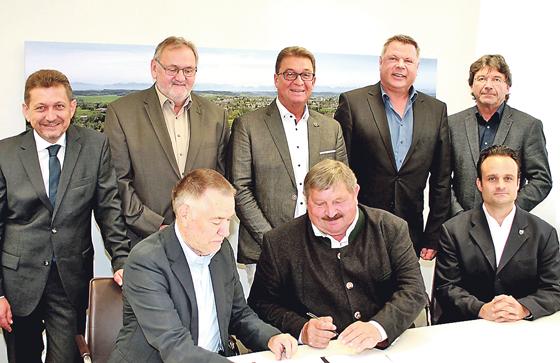 Sechs Bürgermeister und VHS Vorsitzender Helmut Wörner unterzeichneten die neue Zuschussvereinbarung. 	Foto: VHS