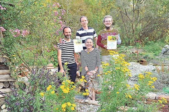 Konrad Bucher, Martin Lell, Benedikt Meier und Christine Leyermann sind vier von vielen Bienenfreunden aus der AG Wildgarten am Ökologischen Bildungszentrum München, die für ihr Gartenprojekt ausgezeichnet worden sind. 		Foto: Astrid Schmidhuber