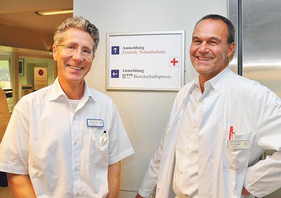Prof. Thomas Bernatik (li.) und Dr. Artur Klaiber weisen auf die Bereitschaftspraxis in der Klinik hin, die abends und am Wochenende geöffnet ist.	Foto: kk / sf