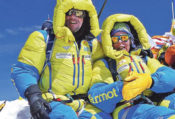 Erschöpft aber glücklich: Luis Stitzinger und Alix von Melle auf dem Gipfel des Manaslu (8.163 m) Ende September.	Foto: VA