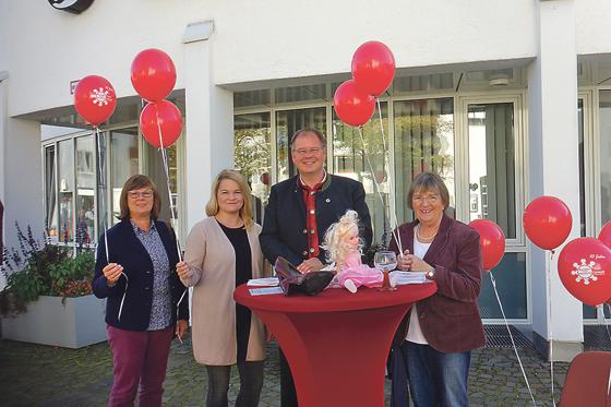 Evi Karbaumer, Julia Mittermeier, Bürgermeister Wolgang Panzer und Waltraud Rensch beim Aktionstag gegen Gewalt.